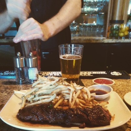 Steak frites and a brew make a perfect pairing for the Warriors games at Carneros Bistro (Sarah Stierch, CC BY 4.0)