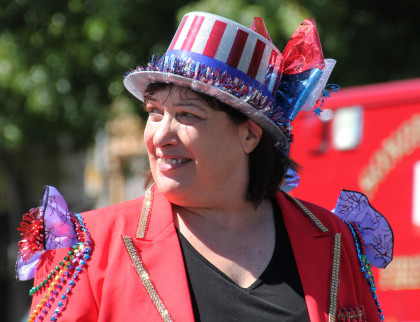 Woman during the Sonoma 4th of July Parade with a American flag themed hat, Sonoma, California. Photo by Sarah Stierch (CC BY 4.0)