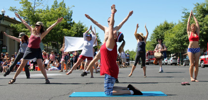 Bikram yoga makes an appearance during the parade (Sarah Stierch, CC BY 4.0)